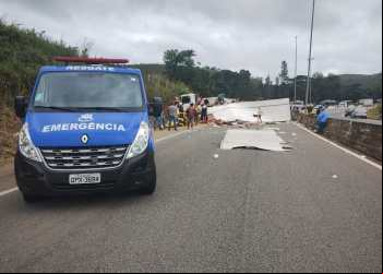 CAMINHÃO CARREGADO COM MELÃO E MAMÃO TOMBA E INTERDITA BR-381 EM NOVA ERA