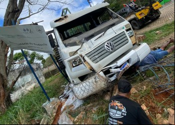 CAMINHÃO CARREGADO COM JANELAS E PORTAS PERDE OS FREIOS E FICA PENDURADO EM CANTEIRO EM NOVA ERA
