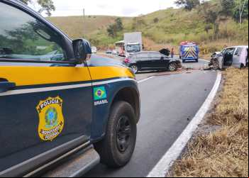 COLISÃO FRONTAL MATA CRIANÇA E DEIXA TRÊS FERIDOS NA BR-381 EM NOVA ERA