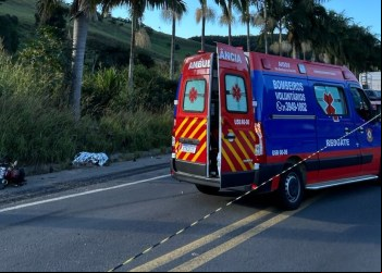 MOTOCICLISTA MORRE APÓS COLISÃO COM CARRETA NA BR-262 EM SÃO DOMINGOS DO PRATA