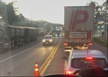 TRÂNSITO INTENSO NA BR-381 NESTA SEXTA-FEIRA (23) POR CONTA DE OBRAS EM PONTOS CRÍTICOS DA RODOVIA