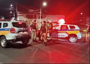 JOÃO MONLEVADE: POLÍCIA MILITAR PRENDE AUTORES DE TENTATIVA DE ROUBO E APREENDE ARMA DE FOGO