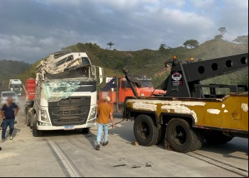 CAMINHÃO CARREGADO COM CIMENTO TOMBA E MATA MOTORISTA NA BR-381 EM ANTÔNIO DIAS