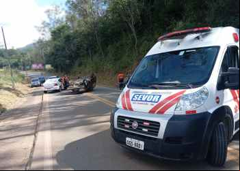 RIO PIRACICABA - BRASÍLIA CAPOTA E DEIXA MOTORISTA FERIDO NA MG-123