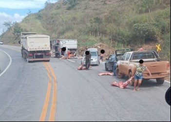 CAMINHÃO DE CARNE TOMBA NA BR-381 EM NOVA ERA E CARGA É SAQUEADA POR POPULARES