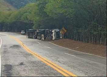 EM MENOS DE 24 HORAS 4 CARRETAS TOMBAM EM NOVA ERA