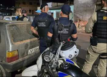 MOTORISTA SEM HABILITAÇÃO COLIDE CONTRA MURO EM SANTA BÁRBARA E É PRESO PELA POLÍCIA MUNICIPAL DE SANTA BÁRBARA POR EMBRIAGUEZ AO VOLANTE